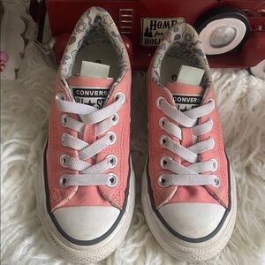 Girls pink lowtop converse Size 11